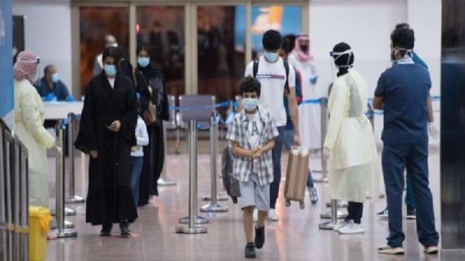 Otoritas Kesehatan memantau prokes penumpang pesawat di Bandara Arab Saudi 