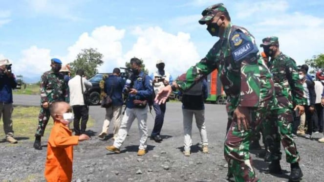 VIVA Militer: Marsekal TNI Fadjar Prasetyo berbincang dengan bocah Lumajang VIVA Militer: Marsekal TNI Fadjar Prasetyo berbincang dengan bocah Lumajang