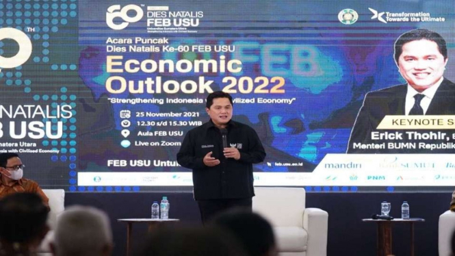 Menteri BUMN Erick Tohir saat menghadiri acara Economic Outlook 2022 yang di Aula Fakultas Ekonomi dan Bisnis Universitas Sumatera Utara, Medan, Kamis, 25 November 2021.