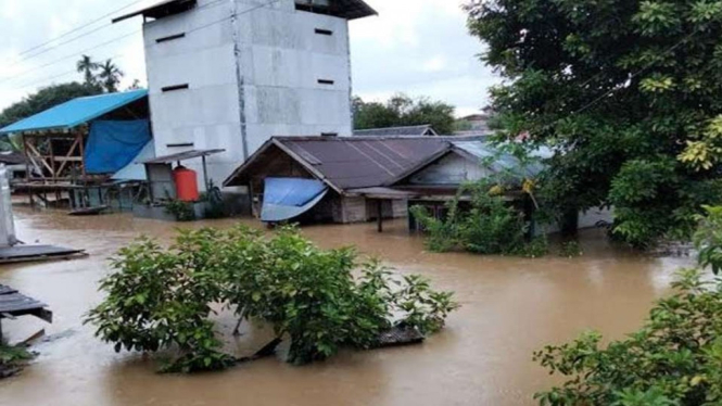 Rumah warga terendam banjir akibat meluapnya Sungai Teweh di Desa Benangin I Kecamatan Teweh Timur, Kabupaten Barito Utara, Kalimantan Tengah, Jumat, 26 November 2021.