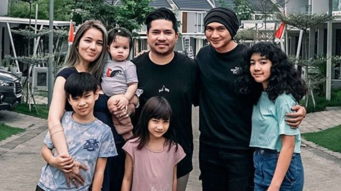Foto Bersama Keluarga Sheila dan Anji Foto Bersama Keluarga Sheila dan Anji