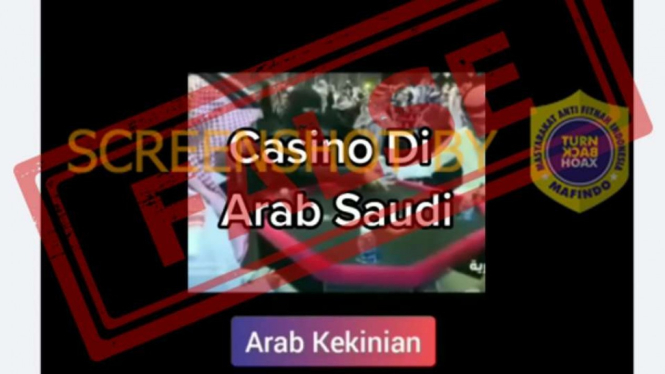 Tangkapan layar (screenshot) akun Facebook yang mengunggah video yang memperlihatkan situasi dengan banyak meja bundar yang di setiap meja setidaknya ada empat orang yang sedang bermain kartu--diklaim sebagai casino di Arab Saudi.