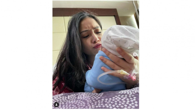 Nagita Slavina Menggendong Baby R