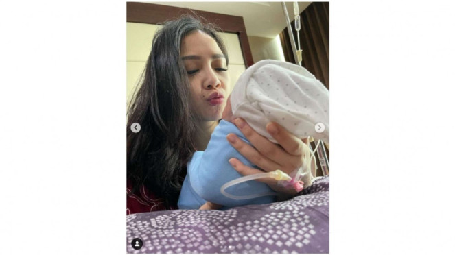 Nagita Slavina Menggendong Baby R Nagita Slavina Menggendong Baby R