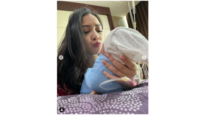 Nagita Slavina Menggendong Baby R