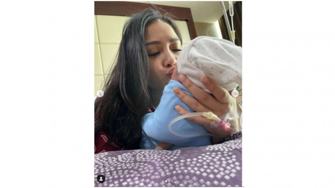 Nagita Slavina Menggendong Baby R Nagita Slavina Menggendong Baby R