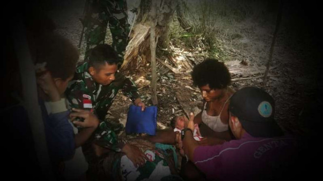 VIVA Militer: Prajurit Yonif 123/Rajawali di hutan Papua. VIVA Militer: Prajurit Yonif 123/Rajawali di hutan Papua.