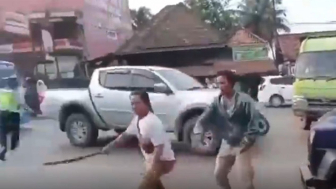 Viral Video Pria Kejar Polisi dengan Parang dan Arit