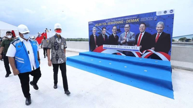 Ganjar Pranowo meninjau lokasi pembangunan Tol Semarang-Demak Seksi 2