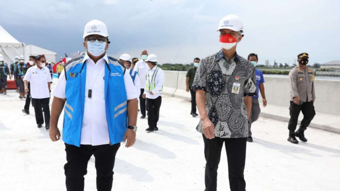Gubernur Jawa Tengah Ganjar Pranowo dan Komisaris Utama PT PP Andi Gani Nena Wea cek proyek tol Semarang-Demak seksi II.