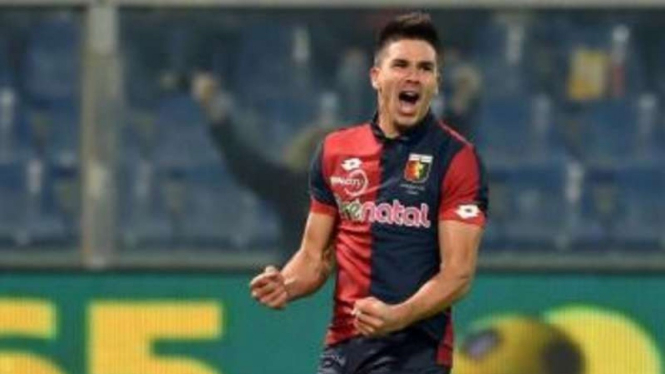 Giovanni Simeone saat membela Genoa.