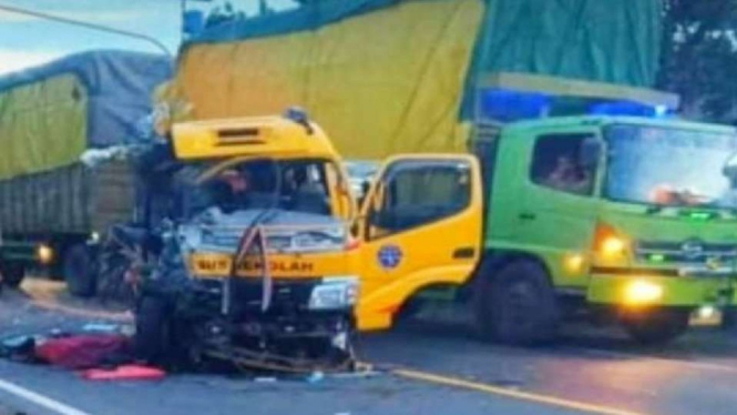 Truk menabrak minibus berpenumpang sembilan orang santri asal Jombang di jalan umum Desa Gampeng, Kecamatan Gampengrejo, Kabupaten Kediri, Jawa Timur, Sabtu, 27 November 2021.