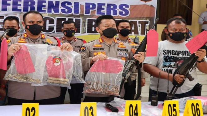 Kepala Bidang Hubungan Masyarakat Polda Aceh Kombes Pol Winardy memperlihatkan barang bukti senapan laras panjang, magasin dan ratusan peluru dari komplotan penembak pos polisi di Aceh Barat dalam konferensi pers, Sabtu, 27 November 2021.
