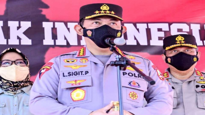 Kepala Polri Jenderal Listyo Sigit Prabowo meninjau salah satu lokasi yang melaksanakan kegiatan Vaksinasi Serentak Indonesia di Pusat Pengembangan SDM Perhubungan, Kabupaten Bogor, Jawa Barat, Sabtu, 27 November 2021.