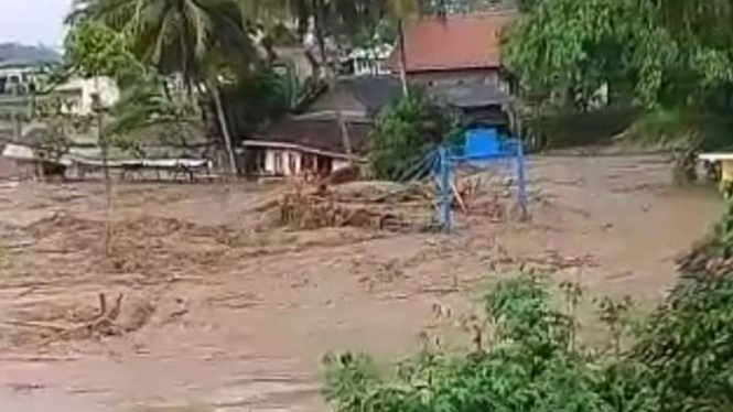 Tangkapan layar - Banjir menerjang permukiman rumah penduduk di Kecamatan Sukawening, Kabupaten Garut, Jawa Barat, Sabtu, 27 November 2021.