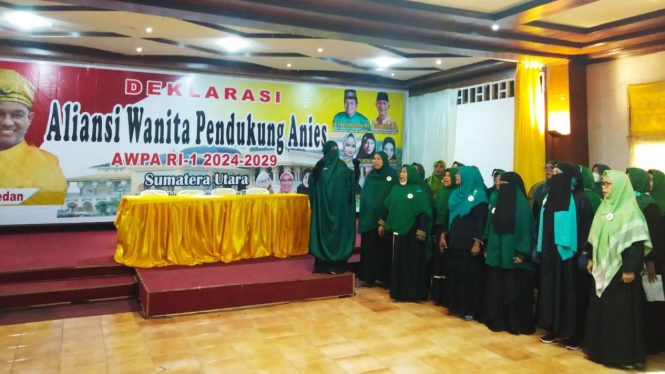 Sejumlah wanita yang tergabung dalam AWPA RI-Sumatera Utara secara terbuka deklarasi mendukung Anies Rasyid Baswedan sebagai calon presiden dalam pemilu tahun 2024, di Medan, Sumatera Utara, Sabtu, 27 November 2021.