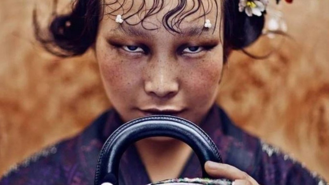 Dior menyebut foto yang menjadi polemik bukan iklan produk mereka, melainkan karya seni yang dipamerkan di galeri. BBC Indonesia