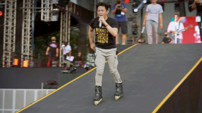 Ariel beraksi dengan rollerblade saat konser Drive-in NOAH