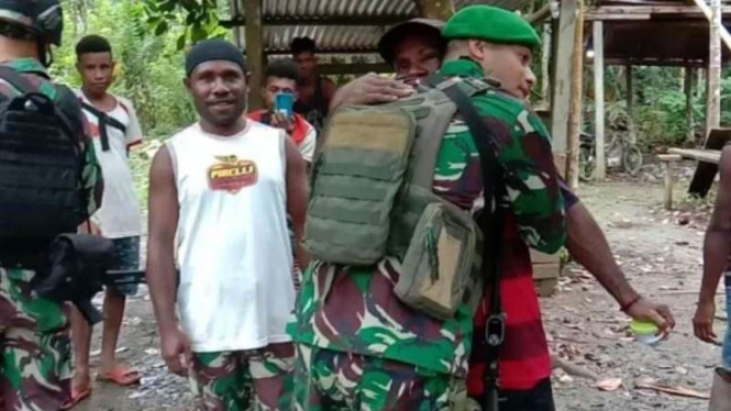 VIVA Militer: Pasukan Yonif 131/Braja Sakti berpamitan dengan masyarakat Papua
