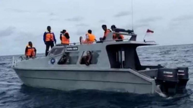 VIVA Militer: Personel TNI Angkatan Laut Lanal Tarempa cari KM Putri Kencana