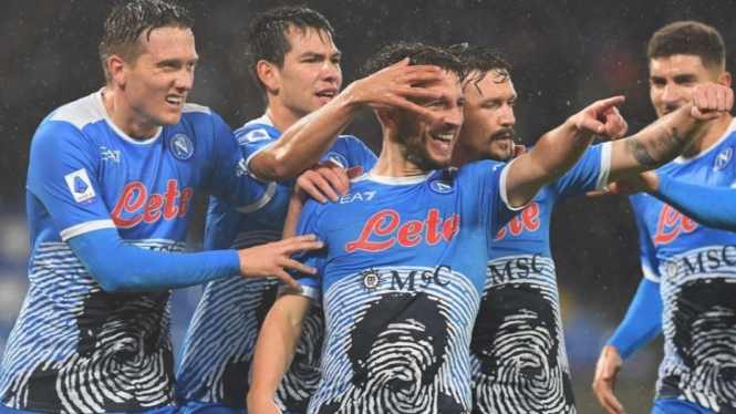 Para pemain Napoli merayakan gol. 