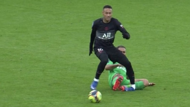 Neymar saat membela PSG melawan Saint Etienne