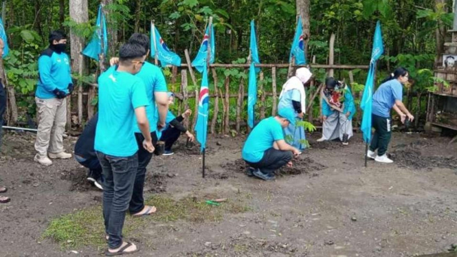 Pengurus dan para kader Partai Gelora Daerah Istimewa Yogyakarta menanam bibit pohon untuk memperingati Hari Menanam Pohon Indonesia di Dusun Jamburejo, Desa Bandung, Kecamatan Playen, Kabupaten Gunungkidul, Minggu, 28 November 2021.