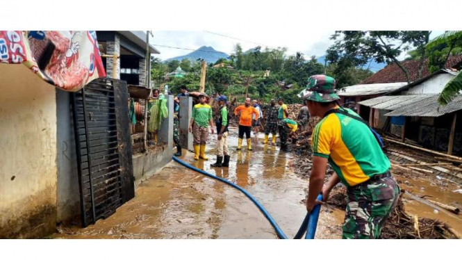 VIVA Militer: Prajurit Yonif Raider 303 Kostrad dikerahkan bantu korban banjir