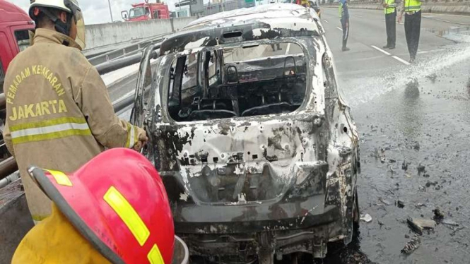 Satu unit mobil Suzuki Ertiga terbakar di Jalan Tol Wiyoto Wiyono