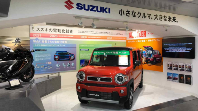 Kei car Suzuki Hustler.