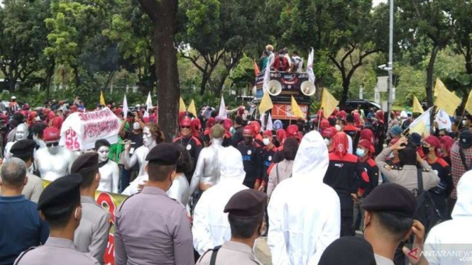 Buruh demo di Balai Kota Jakarta menuntut revisi penetapan UMP 2022