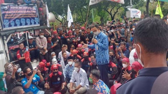 Gubernur DKI Jakarta Anies Baswedan menyambangi massa buruh yang demo