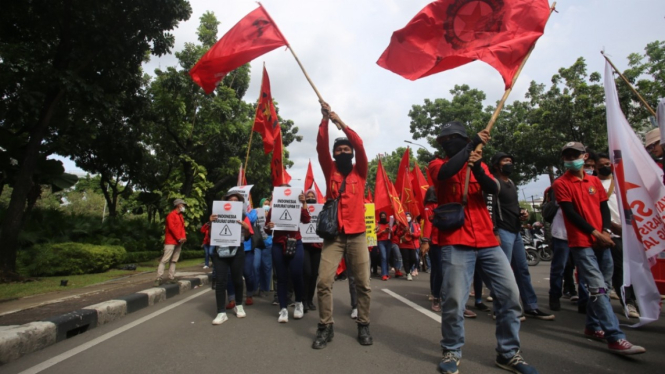 Aksi Demo Buruh Tuntut Kenaikan Upah