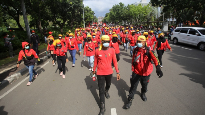 Aksi Demo Buruh Tuntut Kenaikan Upah