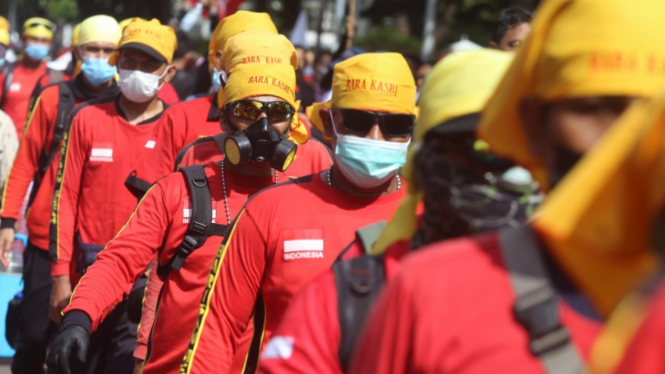 Aksi Demo Buruh Tuntut Kenaikan Upah