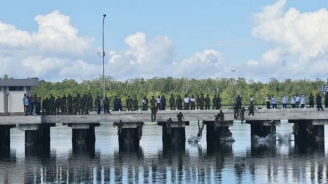 VIVA Militer: Prajurit TNI AL dilatih berenang dengan PDL lengkap di laut lepas