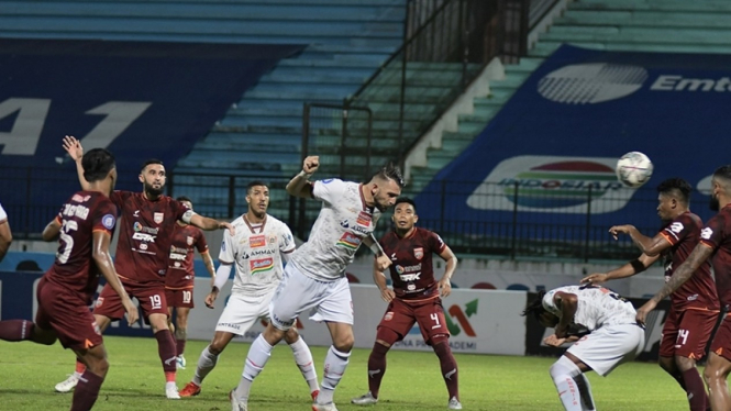 Persija Jakarta menghadapi Borneo FC