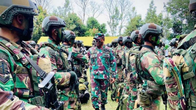 VIVA Militer: Dankodiklatad Letjen TNI AM. Putranto di tengah pasukan Kostrad