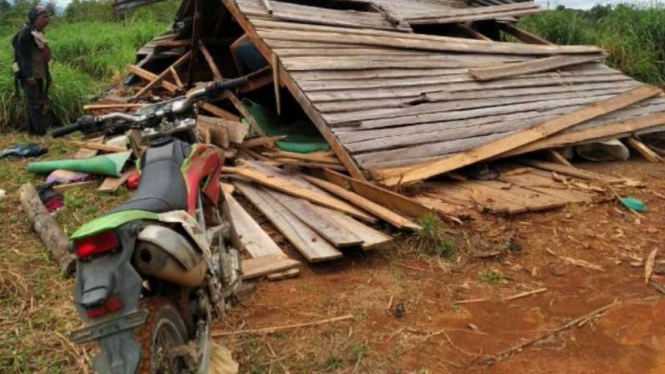 Kondisi rumah yang dirusak kawanan gajah.