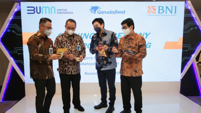 (Ki-ka) Direktur Corporate Banking BNI Silvano Rumantir, Direktur Utama BNI Royke Tumilaar Direktur, Utama Garudafood Hardianto Atmadja dan Direktur Garudafood Robert Chandrakelana Adjie berbincang-bincang dalam acara Signing Ceremony & Corporate Meeting.