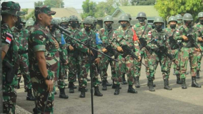 VIVA Militer: Brigjen TNI Muhammad Zulkifli melepas pasukan Yonif Raider 142/KJ