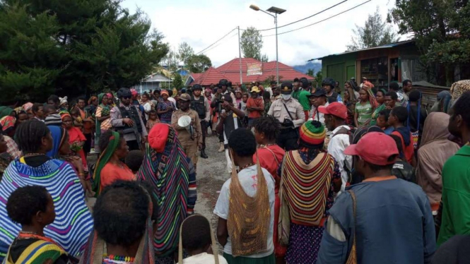 Polisi memberikan imbauan kepada warga di Kabupaten Intan Jaya, Papua.