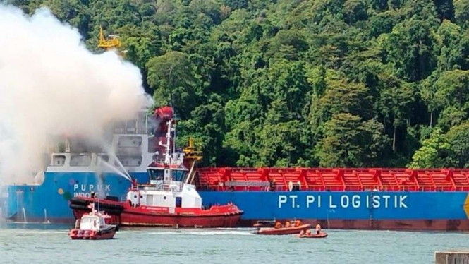 Kapal MT Sumantri Brodjonegoro yang mengalami kebakaran di Cilacap