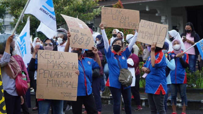 Aksi demo buruh menuntut kenaikan upah di Semarang, 30 November 2021