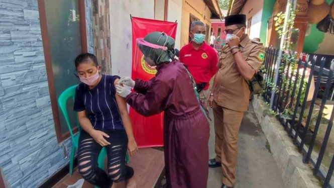 BIN melakukan vaksinasi secara door to door di Jawa Barat