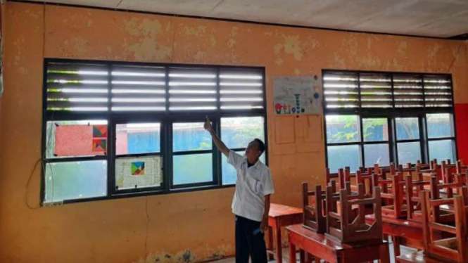 Angin kencang sebabkan atap sekolah di Tangerang jebol.