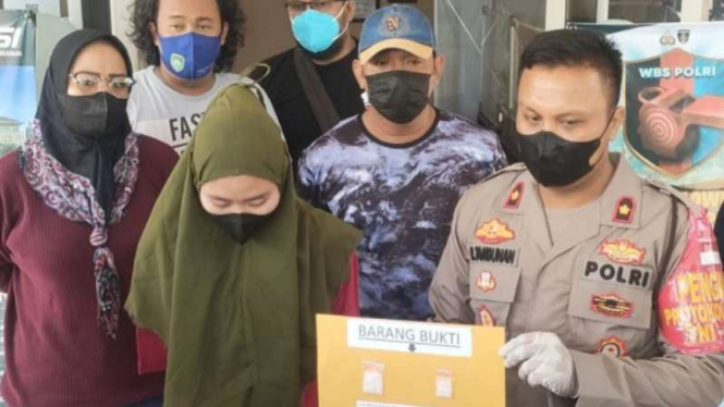 Polisi tangkap seorang wanita yang menjadi kurir narkoba.