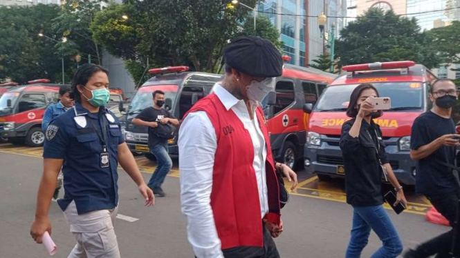Jerinx mengenakan rompi tahanan di Polda Metro Jaya