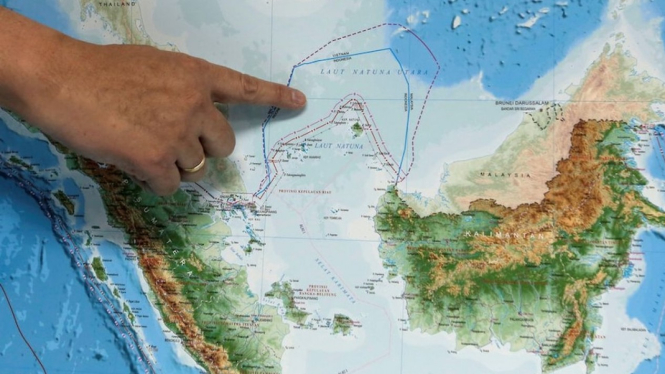 Wakil Menteri Kelautan Indonesia Arif Havas Oegroseno menunjuk lokasi Laut Natuna Utara pada peta baru Indonesia saat berbincang dengan wartawan di Jakarta, Indonesia, 14 Juli 2017. (Reuters: Beawiharta)
