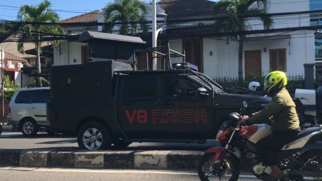 Mobil Raisa Polda Metro Jaya bubarkan massa Reuni 212.